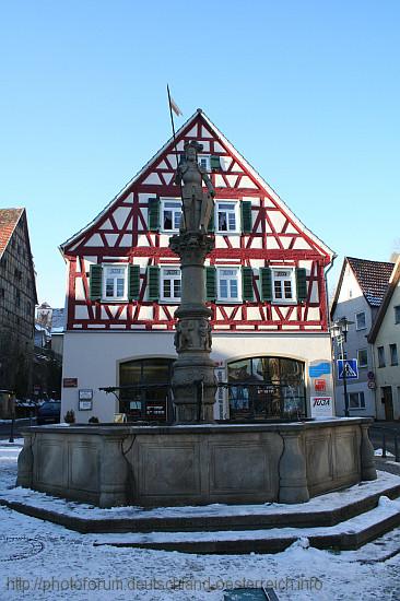 HORB AM NECKAR > Kornhaus (Kaufhaus) und Platzbrunnen
