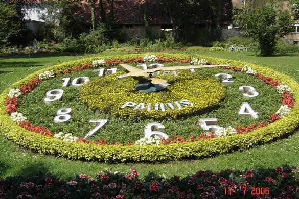 PÖLLAU > Uhr im Schlosspark