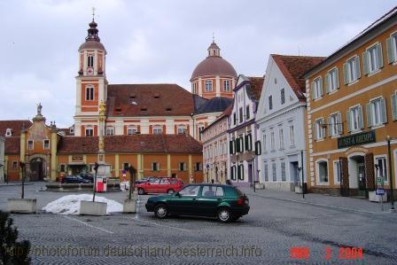 PÖLLAU > Hauptplatz und Kirche