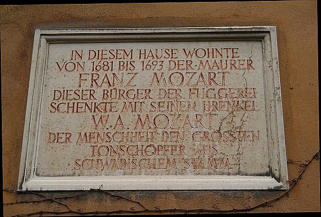 AUGSBURG > Fuggerei > Mittlere Gasse > Gedenktafel - Urgroßvaterwohnung Mozarts