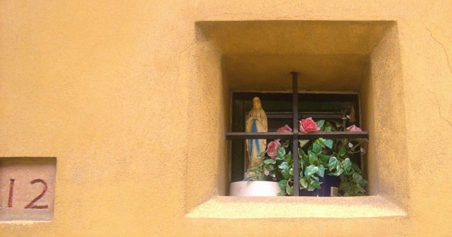 AUGSBURG > Fuggerei > Madonna im Fenster vom Haus 12