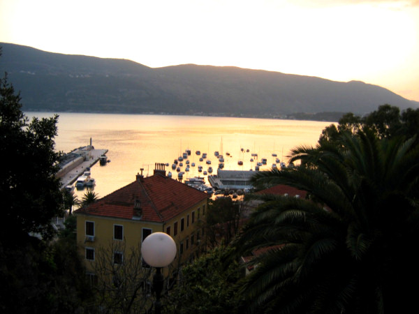 HERCEG NOVI > Blick auf den Hafen