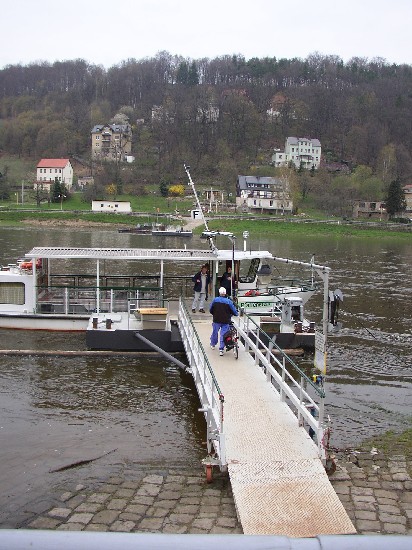 ELBSANDSTEINGEBIRGE > mit dem Fahhrad auf der Fähre