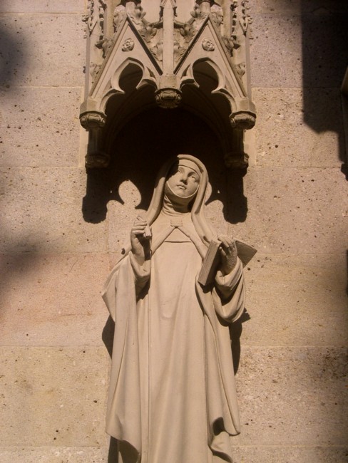 Statue an linker Kirchenwand