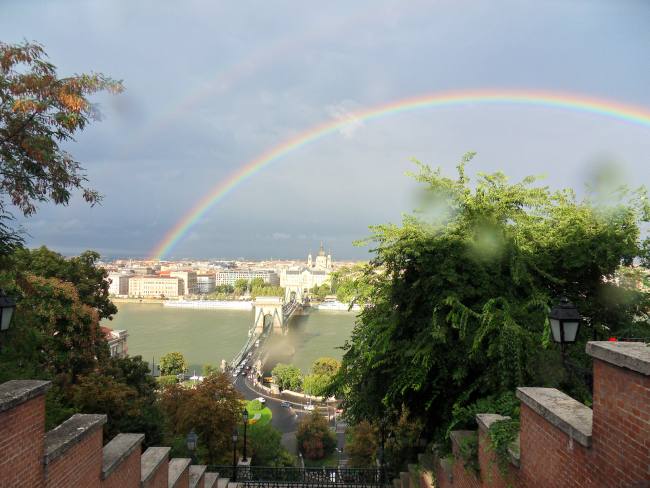 Regenbogen über Budapest