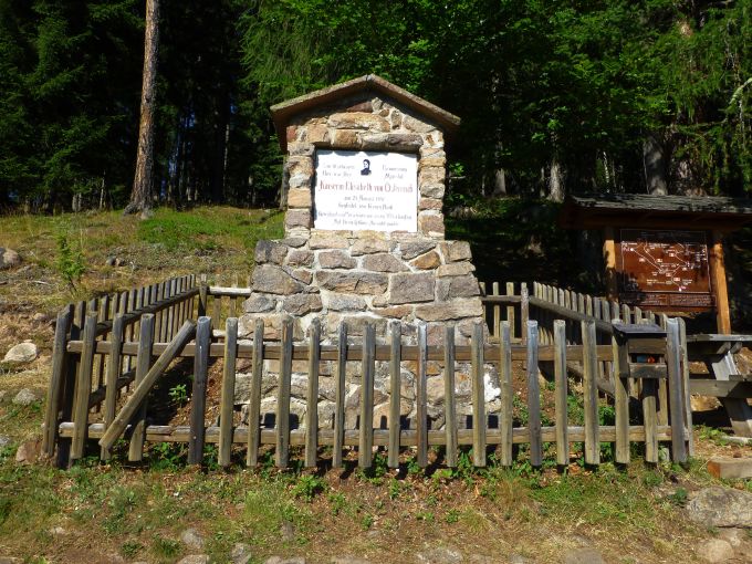 Karersee>Elisabeth-Promenade>Denkmal1