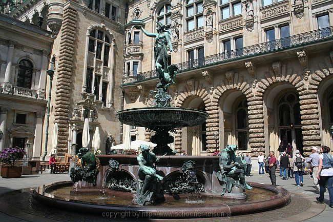 HAMBURG > Rathaus > Hygieia Brunnen im Innenhof