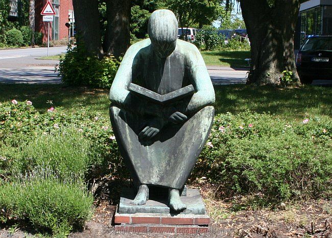 GÜTERSLOH > Die Lesende > Skulptur am Eingang zu Mohn Media