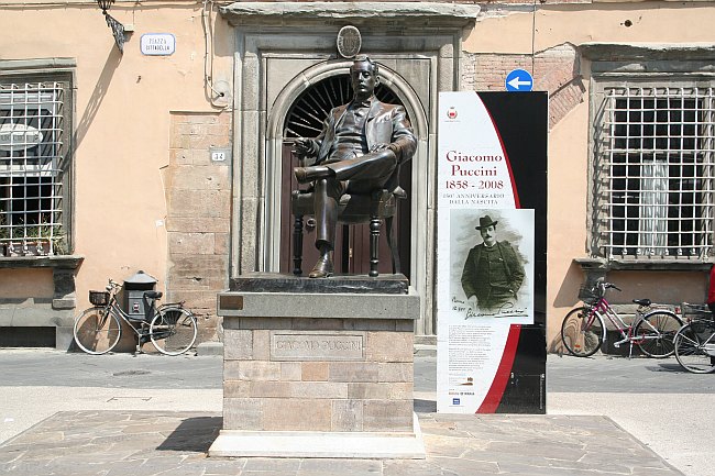 LUCCA > Piazza Cittadella > Denkmal Giacomo Puccini