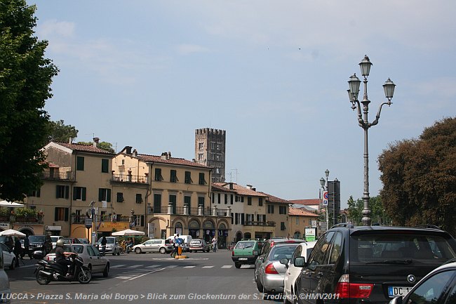 LUCCA > Piazza S. Maria del Borgo > Blick zum Glockenturm der S. Frediano
