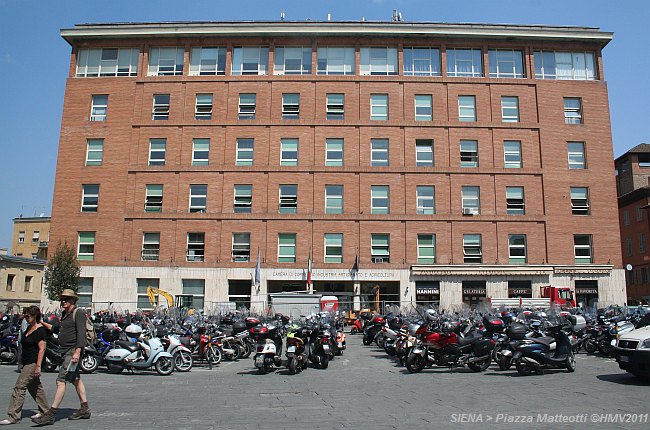 SIENA > Piazza Matteotti  - u. a. mit Eisdiele Nannini