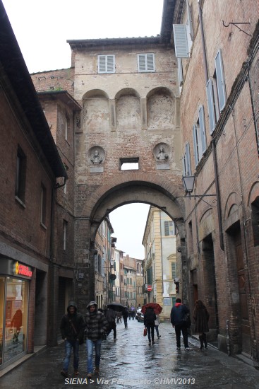 SIENA > Via Pantaneto > Durchgang zur Via Roma