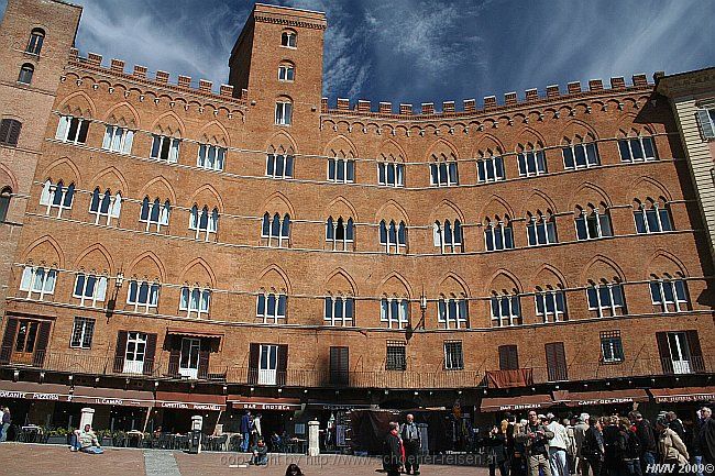 SIENA > Il Campo > Palazzo Sansedoni