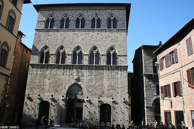 SIENA > Piazza Tolomei > Palazzo Tolomei