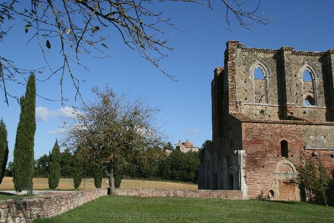 SAN SAN GALGANO > Abteiruine > Blick zum Montesiepi