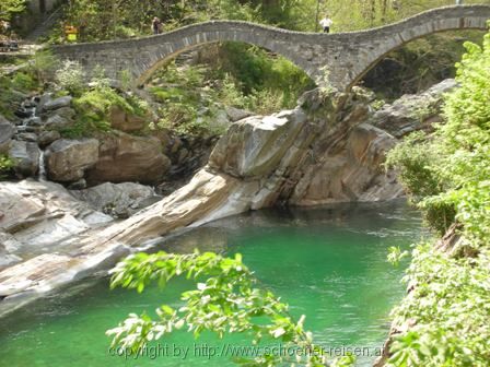 Tessin > Verzascatal > Brücke b. Lavertezzo