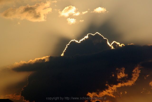 Wolkenwand vor der untergehenden Sonne