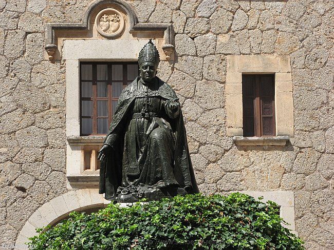 KLOSTER LLUC > Innenhof Klosterkirche > Denkmal Campins