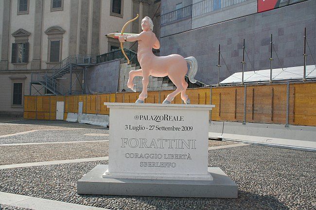 MILANO > Piazza del Duomo > Forattini Ausstellungswerbung