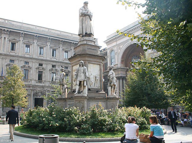 MILANO > Piazza della Scala > Ausgang Galleria Vittorio Emanuele II und Denkmal Leonardo da Vinci