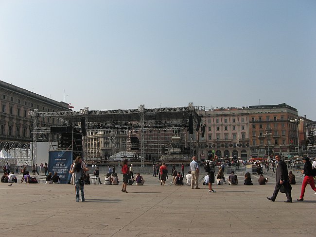 MILANO > Piazza del Duomo > Aufbau für Modewoche
