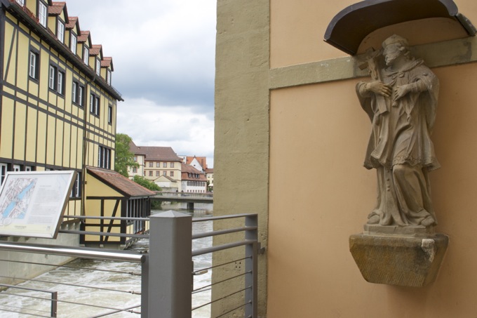 D: BAMBERG Oberfranken > Hausfigur auf der Oberen Mühlbrücke 6