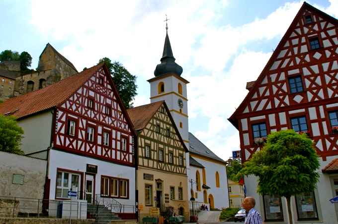 D: POTTENSTEIN (Landkreis Bayreuth) > Nepomuk in der Kirchenfassade