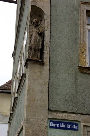 D: BAMBERG Oberfranken > Hausfigur auf der Oberen Mühlbrücke 11 2