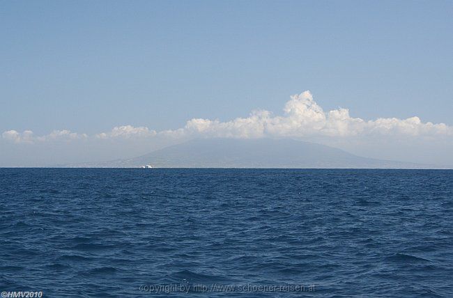 INSEL CAPRI - Bootsfahrt rund um die Insel > 119 Blick zum Vesuv
