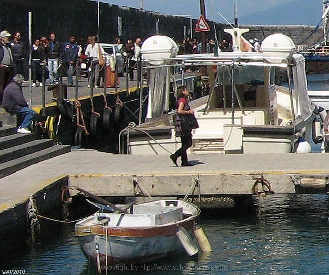 CAPRI-MARINA GRANDE > Hafen > Boot der Inselrundfahrt