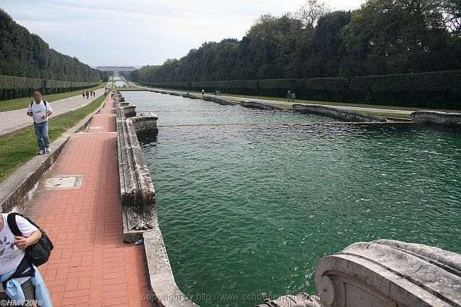 KÖNIGSSCHLOSS CASERTA > Giardino > Kleine Kaskaden im Oberen Wasserbecken