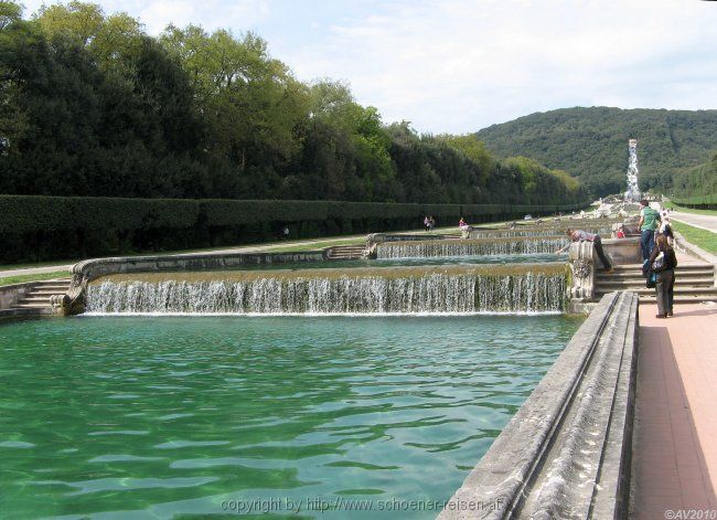 KÖNIGSSCHLOSS CASERTA > Giardino > Mittleres Wasserbecken > Kaskaden