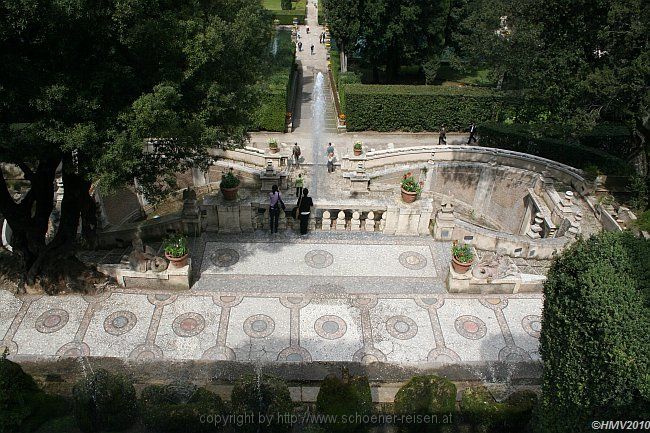 TIVOLI > Villa d'Este > Park > 09 - Loggiaausblick auf den Drachenbrunnen