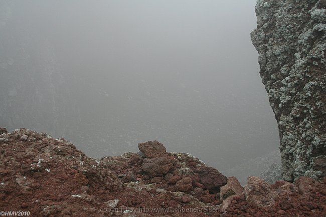 NATIONALPARK VESUV > Vulkankrater versunken im Nebel