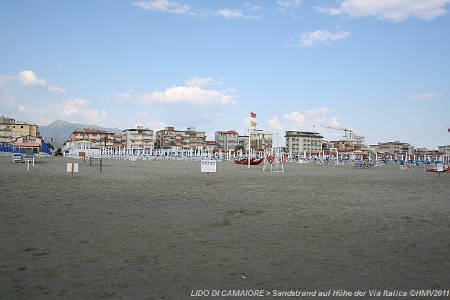 LIDO DI CAMAIORE > Sandstrand auf Höhe der Via Italica