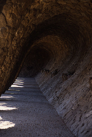 BARCELONA > Park Guell > Säulengang