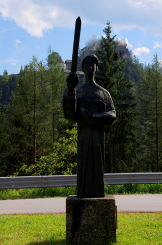 TAUERNAUTOBAHN > Denkmal für die Toten beim Bau der Autobahn von Salzburg nach Hüttau