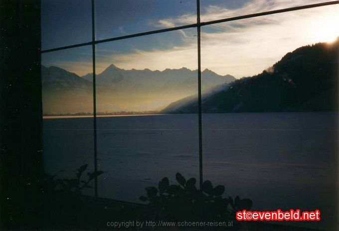 ZELL AM SEE-THUMERSBACH > Hotelausblick Seehof über den Zeller See zum Kitzsteinhorn