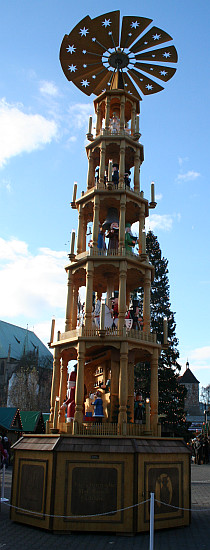 GABLENZER Pyramide > gesehen auf dem Domplatz zu Erfurt