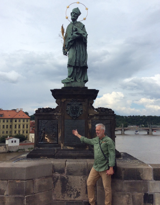 Prag Karlsbrücke < Nepomuk