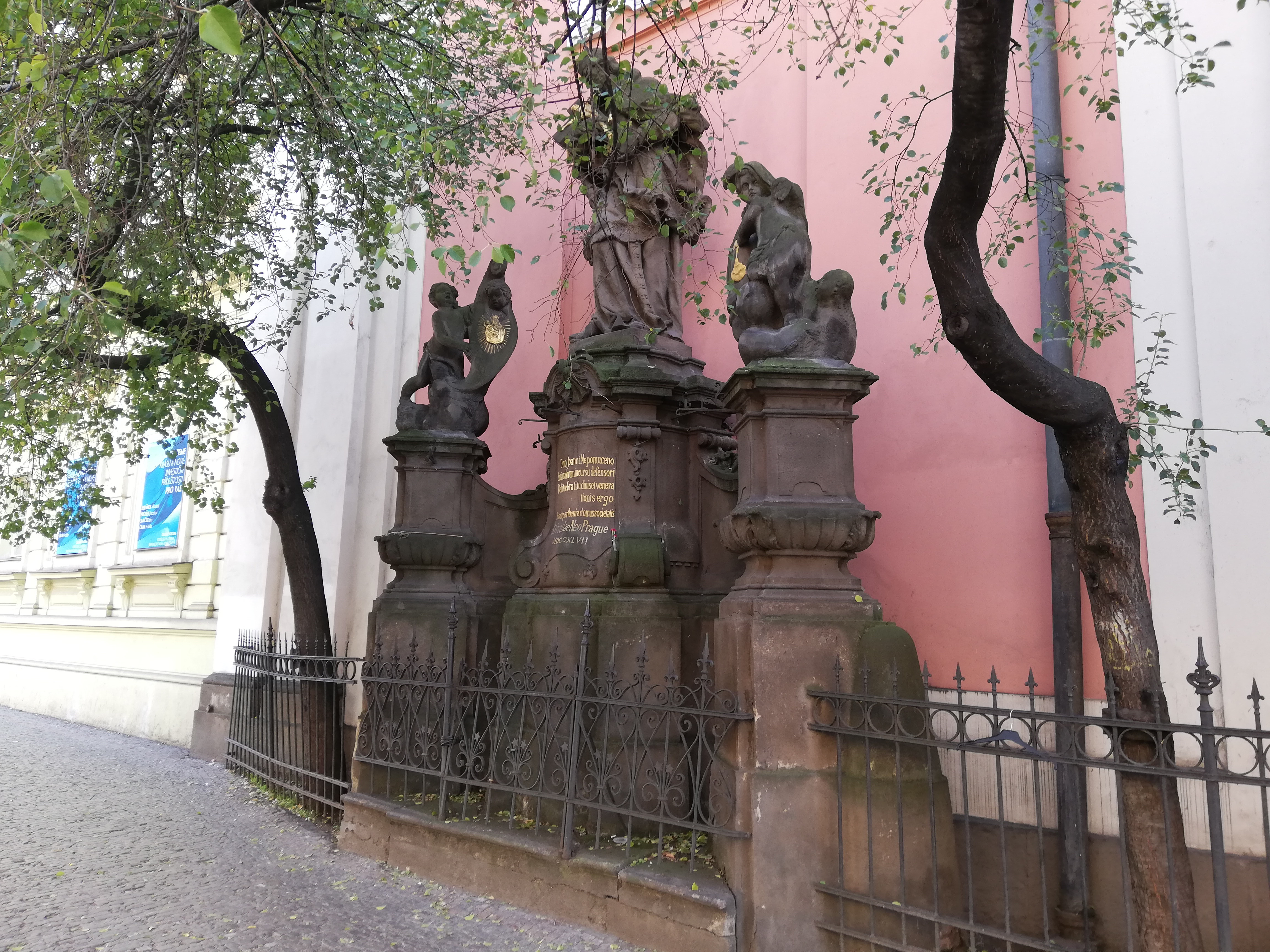 Prag Neustadt Ursulinenkirche < Nepomuk